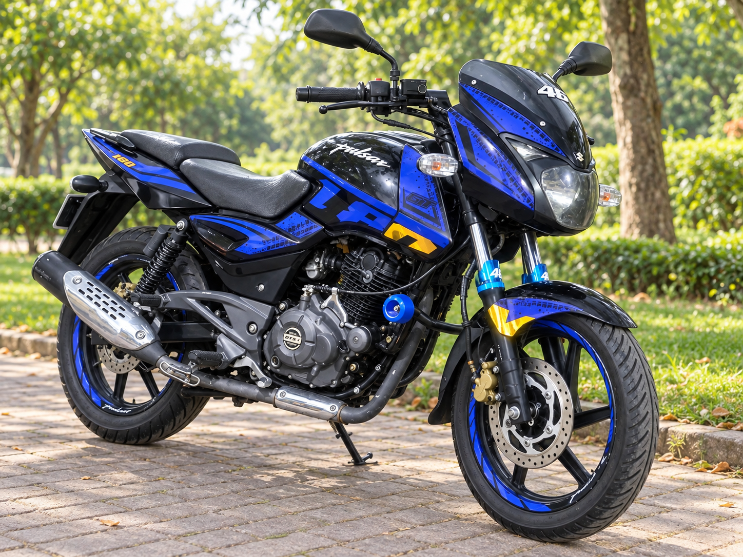 Bajaj Pulsar 180 negra y azul personalizada con calcomanías 46
